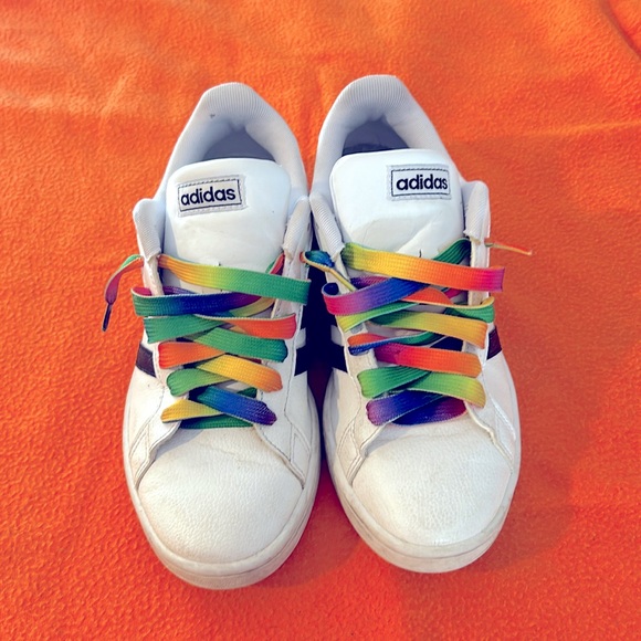 Classic adidas. Womens size 7. - Picture 5 of 6